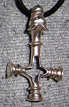 Thorshammer mit christlichem Kreuz (Wolfskreuz) - neuere Nachbildung des Fundes aus 11. Jh.; Fossi, Island - 2008