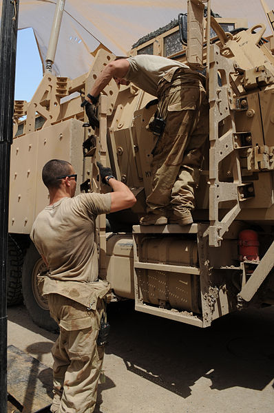 File:Vehicle Repair in Baghdad, Iraq DVIDS166088.jpg