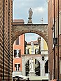 "Verona,_centro,_3_statue_-_Marcok,_Wikigita_2023-10-20_(cropped).jpg" by User:Marcok