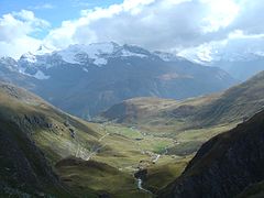 Vue à  3,5 km du sommet sur le torrent de la Lenta plus bas, une portion à 9 % plus bas à gauche, et l’Albaron (3 638 m) au fond.