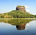 Skala Sigirija iz jezera Sigiriya Wewa