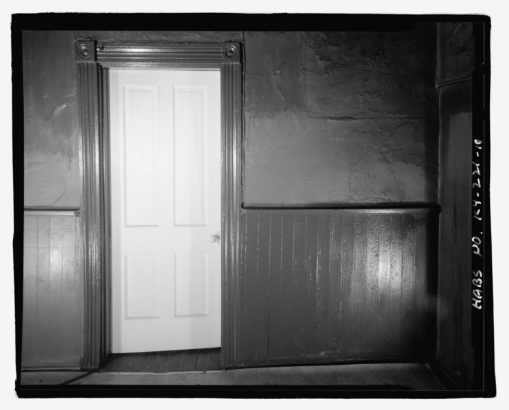 File:View of east wall of rear room (labeled kitchen in floor plan) showing connecting door to middle room and wainscot. Looking east. - Claiborne Robinson House, 113 North Mulberry Street, HABS KY-221-10.tif