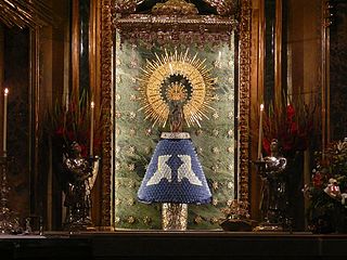 La Virgen del Pilar con un manto.