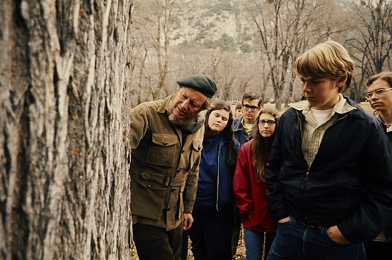 File:Visitors listening to a man talking about a tree in Yosemite National Park. (24e063a33c8442ca99702da830d0ab0d).jpg