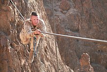 Équilibre sur un câble lors d'un stage de survie dans le désert aux côtés du 5e Régiment interarmes d'outre-mer (RIAOM)