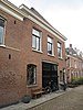 Diep huis van twee bouwlagen (Bedrijfsruimte met bovenwoning)