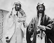 فیصل اول امیر عراق در دیداری در سال ۱۹۱۸ میلادی با حییم وایزمن در سمت چپ، که لباسی عربی به نشانهٔ دوستی بر تن دارد.