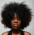 یک زن آفریقایی با مدل موی شل