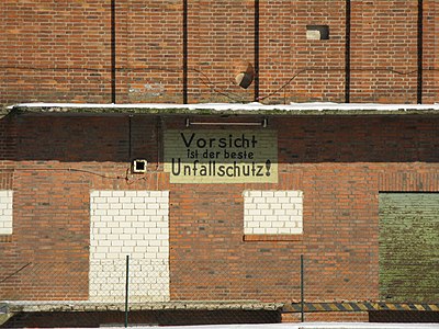 Als Vorsichtsmaßnahme werden hier Fenster und Türen zugemauert