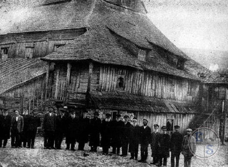 File:Wooden Synagogue in Mynkivtsi 6.jpg