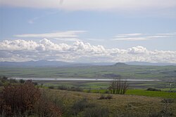 Арджанското езеро и хълмът Лазарица над Крецово в дъното