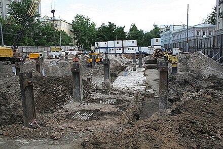 Открытый фрагмент стены белого города. Котлован стена белого города Покрвока. Стены белого города. Остатки стены белого города. Остатки белого города в Москве.