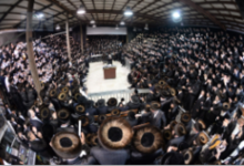 Nadvorna Hasidim at the inauguration of a Torah scroll KHsydy ndbvrnh bhknst spr tvrh.png