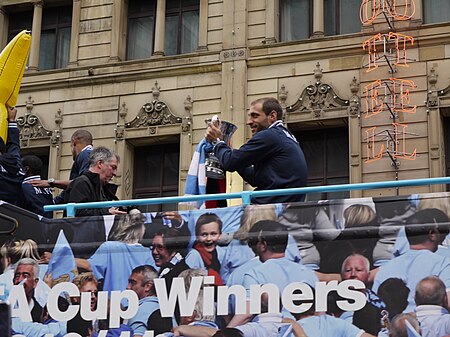 Tập_tin:2011_FA_Cup_Final_Victory_Parade_(3).jpg