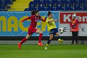 UEFA Women's Champions League Round of 32, SKN St. Pölten vs Brøndby IF am 5.10.2016. Bild zeigt Barbara Dunst (SKN) und Katrine Vejsgaard Veje (Brøndby).