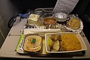 Cena de clase económica en un vuelo internacional de largo alcance