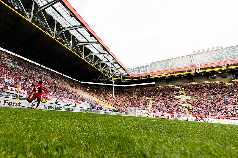 File:2019147200915 2019-05-27 Fussball 1.FC Kaiserslautern vs FC Bayern München - Sven - 5DS R - 0019 - 5DSR0280.jpg