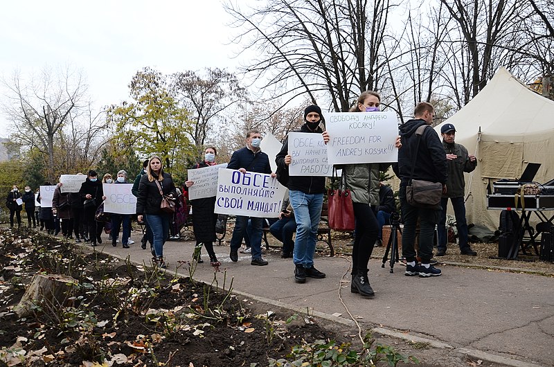 File:2021-10-23. Протесты в Донецке против бездействия ОБСЕ DSC 1400.jpg