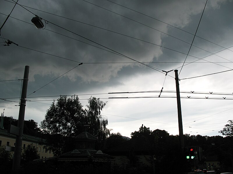 File:2234 - Salzburg - Neutorstrasse at Bayernstrasse - Looming storm and electical cabling.JPG