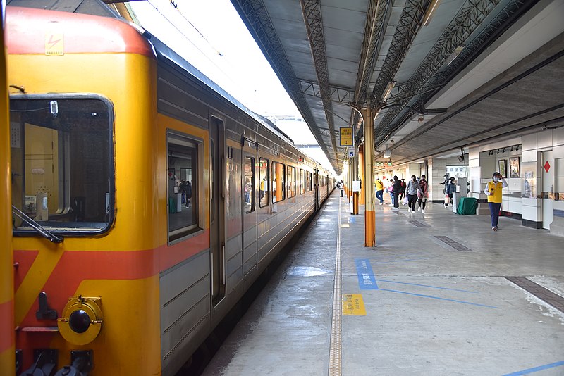 File:A TRA DR2900, 3000 train stopping at Changhua Station.jpg