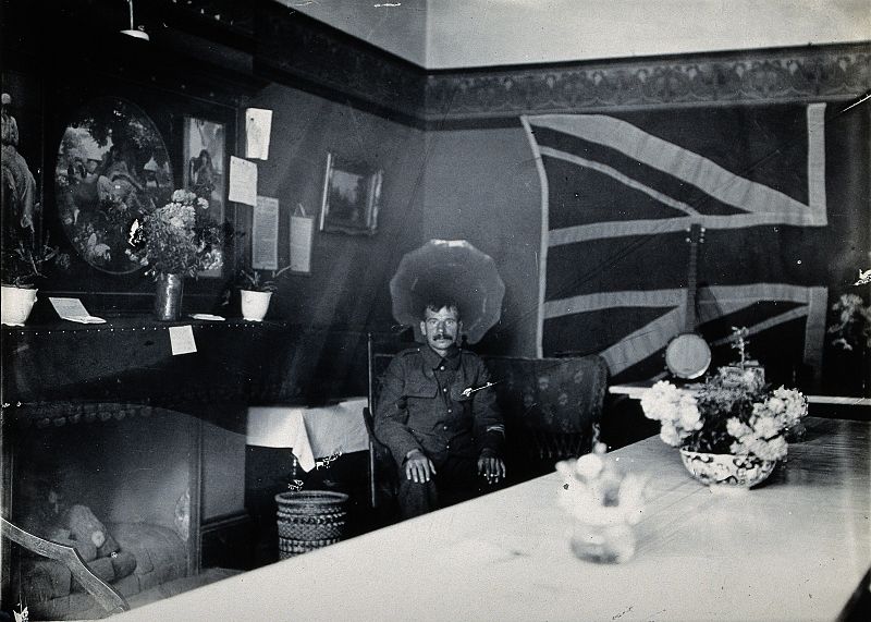 File:A soldier sitting in a room in a military hospital in Harrow Wellcome V0029742.jpg