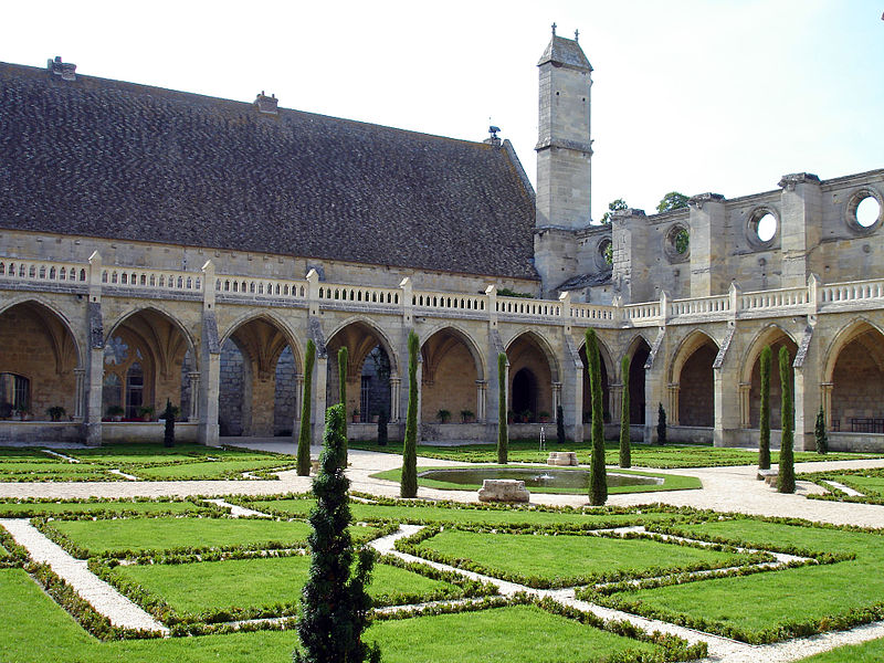 File:Abbaye de Royaumont - Galerie ouest du cloître et bâtiment des convers.jpg