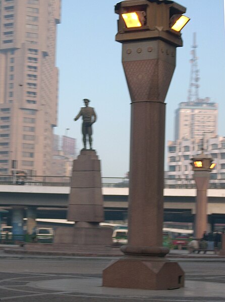 File:Abdul Moneim Reyad Statue- Tahrir square -Cairo.jpg