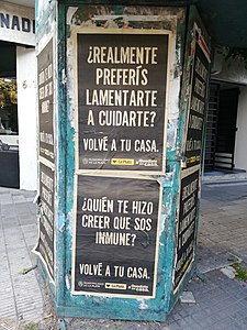 Cartells a la via pública de la municipalitat de La Plata instant els ciutadans a romandre a casa