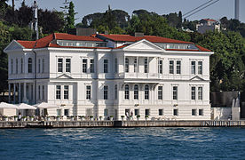 Sul lungomare ci sono più di 600 palazzi, chiamati yalı.  Nella foto si vede lo yalı di Ahmet Rasim Pasha.