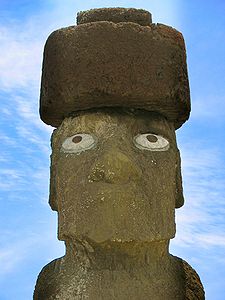 Statuo Moai en Ahu Ko Te Riku kun pukao