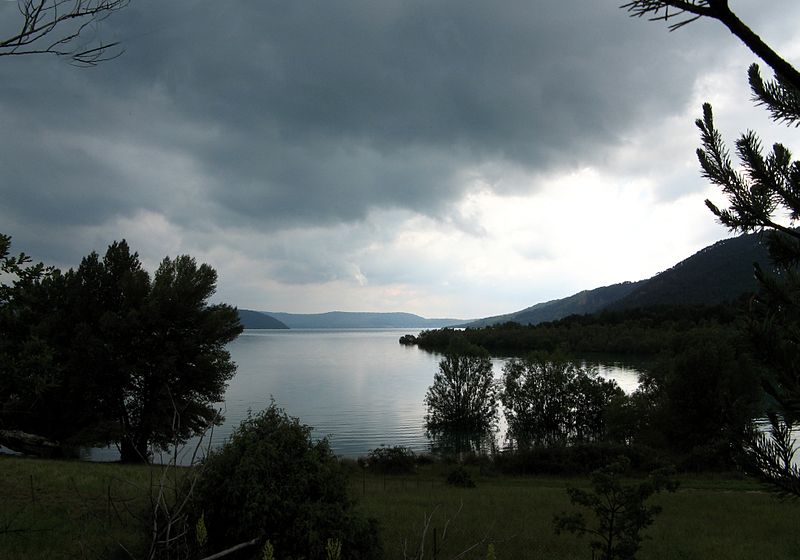 File:Aiguines, Lac de Sainte-Croix, 2008.jpg