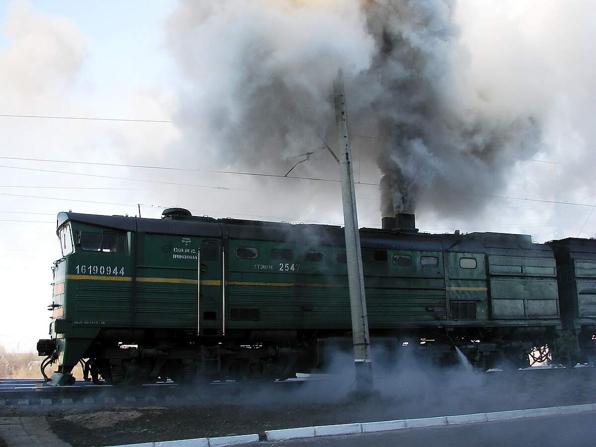 Файл:Air pollution by diesel locomotive.jpg — Википедия