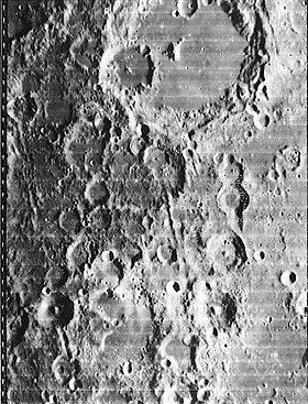 Lunar Orbiter - imagem da sonda IV.  Cratera Al-Battani no topo da imagem