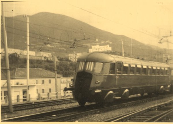 Railcar ALn1900, coming from Cosenza via a rack railway line, arriving at Paola station in 1971