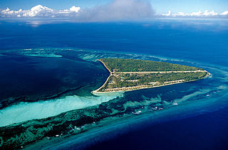 Luftaufnahme der einzigen Insel des Atolls