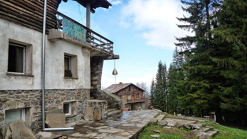 File:Ambarica hut - panoramio.jpg