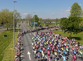 Arnhem_Gelredome-traverse%2C_peloton_Giro_d%27Italia_2e_etappe_IMG_0147_2016-05-07_12.31.jpg