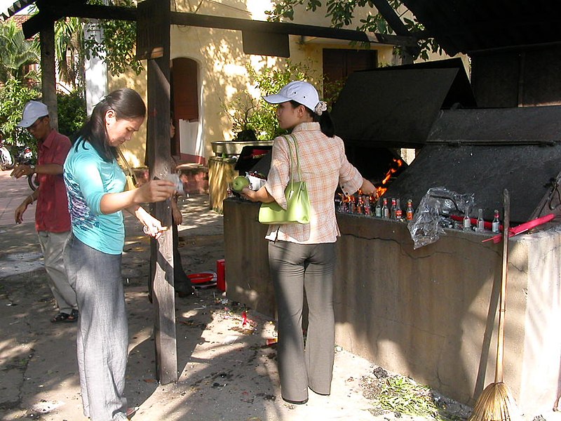 File:August 2003, temple in Hanoi 23.jpg