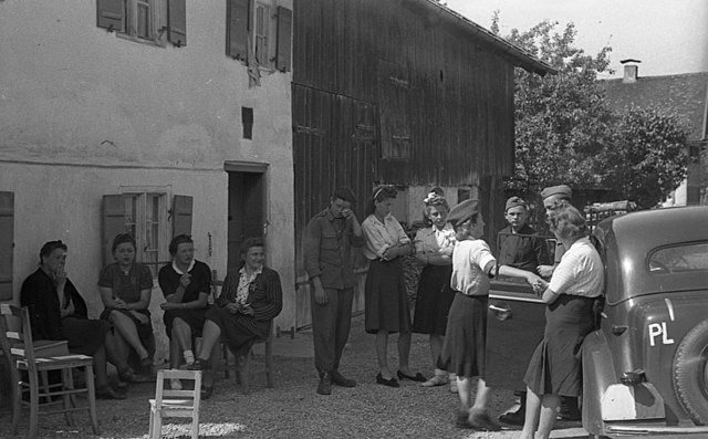 Group of women. One woman wears an Austrian resistance Edelweiss – Patch, which comes from a former hunting clothes; and a pinstripe (in German: Nadel