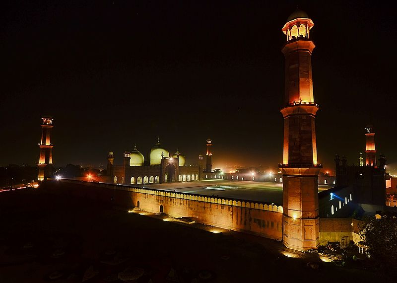 File:Badshahi Mosque view from cuckoo's den.jpg