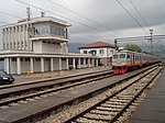 Bahnhof Bar mit Nahverkehrstriebwagen