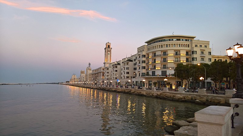 File:Bari -Lungomare- 2017 by-RaBoe 006.jpg