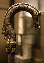 View of the River Laune Crozier, showing the row of tightly bound zoomorphic and interlace snakes, depicted in the ribbon-like 10th century Ringerike style. Bastone pastorale di river laune, 1090 ca. 01.jpg