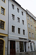 Residential house with shop fitting, in closed development