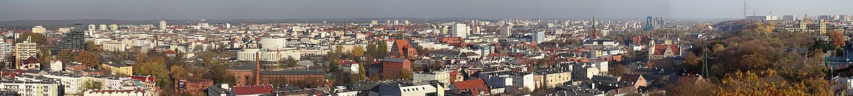 Panorama Bydgoszczy z galerii widokowej na wieży ciśnień w 2018 roku. Z lewej Nordic Haven, w centrum Opera Nova, katedra, z prawej zalesione Zbocze Bydgoskie oddzielające Dolny Taras od Górnego.