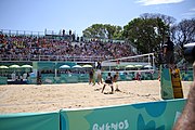 Deutsch: Beachvolleyball bei den Olympischen Jugendspielen 2018; Tag 11, 17. Oktober 2018; Jungen, Spiel um Platz 3 – Argentinien-Ungarn 2:0 (21–15/21–15) English: Beach volleyball at the 2018 Summer Youth Olympics at 17 October 2018 – Bronze Medal Match – Argentina-Hungary 2:0 (21–15/21–15)