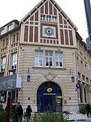 La Poste, à l'angle de la rue Jean-Racine et de la rue Gambetta.