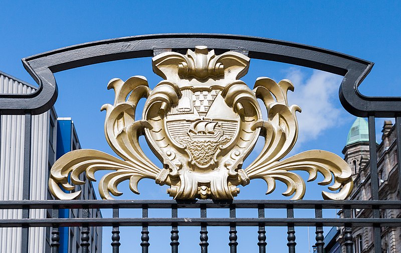 File:Belfast City Hall Gate at Donegall Square North Coat of Arms 2018 08 23.jpg