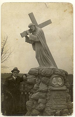 Беньяминас Якшевичюс, рядом со своей скульптурой, ок. 1930 г.