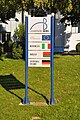 88276 Berg (Landkreis Ravensburg) Schild vor dem Rathaus mit Darstellung der Partnerschaften mit Rodigo (Italien), Brest (Weißrussland, gemeinsam mit Ravensburg, Weingarten, Baienfurt und Baindt) sowie Seifersdorf (Ortsteil von Wachau, Sachsen)